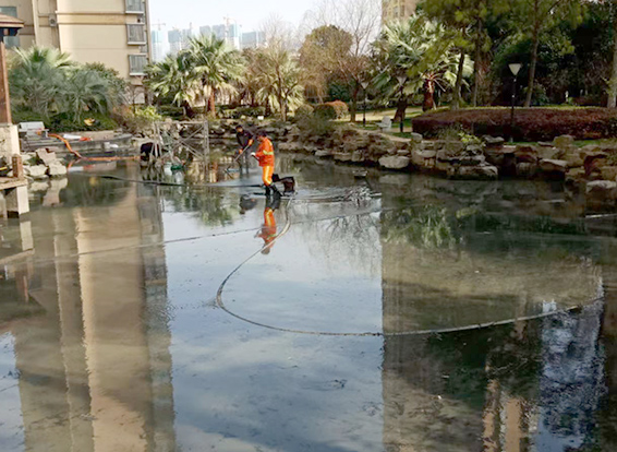 嘉禾景观池淤泥清理